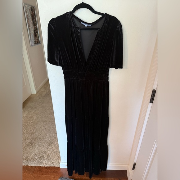 Baltic Born Elegant Black Velvet Gown - Picture 1 of 4